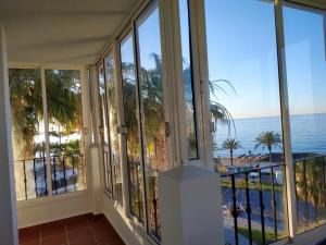 Een balkon of terras bij 3 bedrooms house at Roquetas de Mar 75 m away from the beach with sea view shared pool and furnished terrace