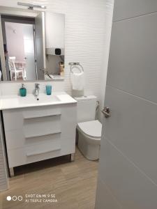 Ένα μπάνιο στο Apartamento Moncada