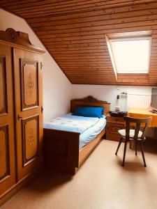 um quarto com uma cama, uma secretária e uma janela em Gasthaus Felbermaier em Lampertshofen