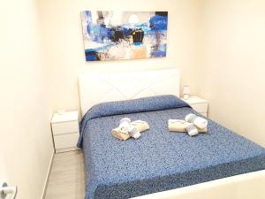 - une chambre avec un lit et des serviettes dans l'établissement One bedroom apartement with wifi at Canicatti, à Canicattì