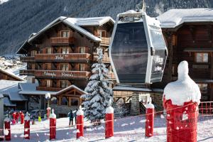 - un lodge de ski avec une télécabine au-dessus dans l'établissement Hôtel Champs Fleuris Morzine, à Morzine