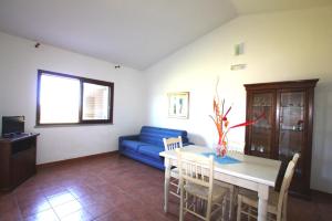 En sittgrupp på One bedroom appartement at La Ciaccia 500 m away from the beach with sea view and enclosed garden