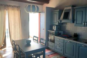 Een keuken of kitchenette bij 3 bedrooms villa with sea view jacuzzi and enclosed garden at Cefalu 2 km away from the beach