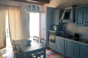 Dapur atau dapur kecil di Seafront Villa in Cefalù with Private Jacuzzi