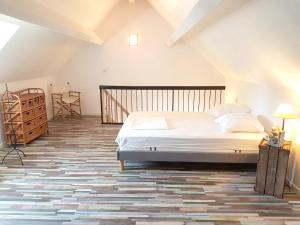 a bedroom with a bed in a attic at Appartement lumineux à Sainte-Geneviève, 45 m² jardin in Sainte-Geneviève-lès-Gasny