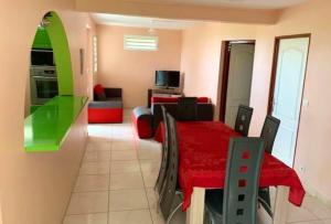 ein Wohnzimmer mit Esstisch und Küche in der Unterkunft Appartement cosy à Ducos + Terrasse in Ducos + 5 Fotos