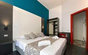 une chambre avec un grand lit blanc dans une pièce dans l'établissement FALERON Santa Lucia, à Naples