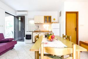 Kuchyň nebo kuchyňský kout v ubytování Charming Studio in Zavala - 25 m² - Parking Included