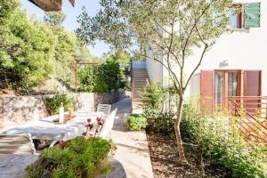 Zahrada ubytování Charming Studio in Zavala - 25 m² - Parking Included