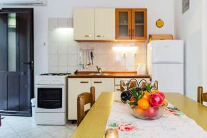 Kuchyň nebo kuchyňský kout v ubytování Charming Studio in Zavala - 25 m² - Parking Included