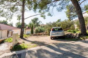 Zahrada ubytování Charming Studio in Zavala - 25 m² - Parking Included
