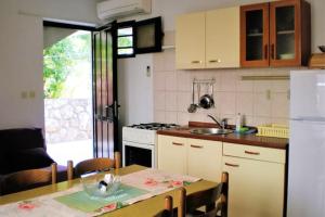 Kuchyň nebo kuchyňský kout v ubytování Charming Studio in Zavala - 25 m² - Parking Included