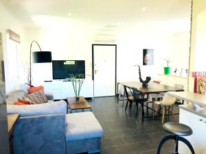 - un salon avec un canapé et une table dans l'établissement Villa de 3 chambres avec piscine privee jardin clos et wifi a Pietralba, à Pietralba