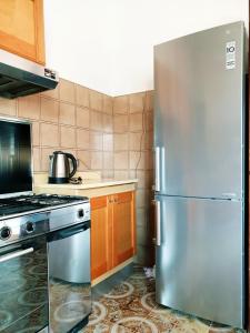 cocina con nevera de acero inoxidable y fogones en 3 bedrooms appartement at Solarussa, en Solarussa