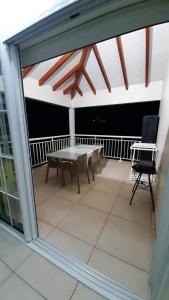 Gallery image of Appartement de 2 chambres avec piscine partagee balcon amenage et wifi a Sainte Anne a 6 km de la plage in Le Moule