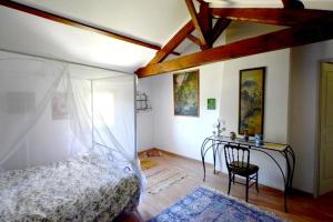 Ένα ή περισσότερα κρεβάτια σε δωμάτιο στο Maison rustique près de Callen avec piscine +21 φωτογραφίες