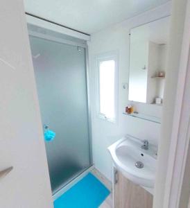 Et badeværelse på Bungalow Confortable à Fréjus avec Piscine Partagée