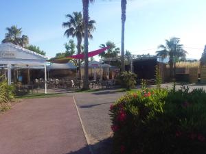 En have udenfor Bungalow Confortable à Fréjus avec Piscine Partagée