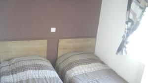 En eller flere senge i et værelse på Bungalow Confortable à Fréjus avec Piscine Partagée + 41 billeder