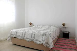 Ein Bett oder Betten in einem Zimmer der Unterkunft 2 bedrooms house with terrace at Nazare 1 km away from the beach