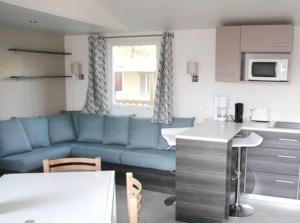 Kuchyň nebo kuchyňský kout v ubytování Mobil-home moderne à Saint-Jean-de-Monts avec piscine partagée