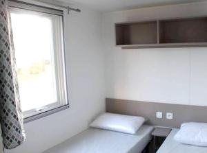 Postel nebo postele na pokoji v ubytování Mobil-home moderne à Saint-Jean-de-Monts avec piscine partagée + 13 fotografií
