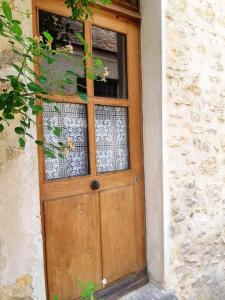 a wooden door with a window in a building at Maison de 2 chambres avec wifi a Chalo Saint Mars in Châlo-Saint-Mars