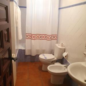 Kupaonica u objektu 3 bedrooms house with shared pool and wifi at Hornachuelos