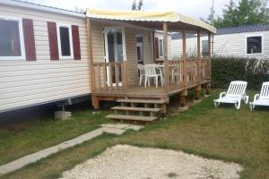 Galeriebild der Unterkunft Bungalow confortable à Onzain avec piscine partagée. in Onzain