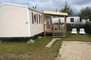 Galeriebild der Unterkunft Bungalow confortable à Onzain avec piscine partagée. in Onzain