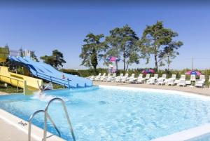Swimmingpoolen hos eller tæt på Bungalow de 3 chambres avec piscine partagee jardin amenage et wifi a Onzain