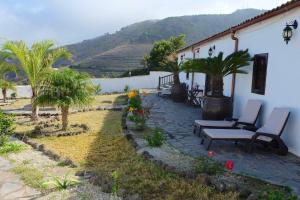 Foto da galeria de 2 bedrooms appartement with furnished terrace and wifi at Santa Cruz de Tenerife Canarias 5 km away from the beach em Los Silos
