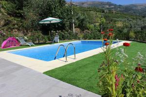 Swimmingpoolen hos eller tæt på 3 bedrooms villa with private pool furnished garden and wifi at Sao Martinho de Mouros 1 km away from the beach