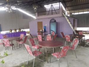 een groep tafels en stoelen in een kamer bij Srishti Shelter in Varanasi