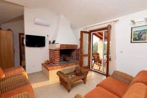 Area soggiorno di 2 bedrooms villa with private pool and wifi at Sutivan