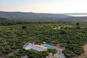 Vista aerea di 2 bedrooms villa with private pool and wifi at Sutivan