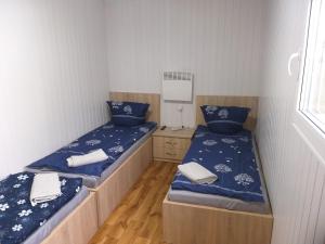 Ліжко або ліжка в номері Domek - 2 Sypialnie, Kuchnia, Łazienka - 6 Osobowy N6 - FreezerHause Izdebno- NoclegiGrodziskPL 792-535-535