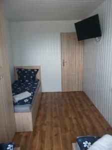 Posteľ alebo postele v izbe v ubytovaní Domek - 2 Sypialnie, Kuchnia, Łazienka - 6 Osobowy N6 - FreezerHause Izdebno- NoclegiGrodziskPL 792-535-535