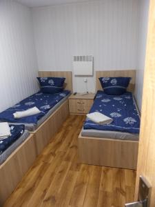 Posteľ alebo postele v izbe v ubytovaní Domek - 2 Sypialnie, Kuchnia, Łazienka - 6 Osobowy N6 - FreezerHause Izdebno- NoclegiGrodziskPL 792-535-535