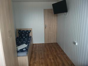 Posteľ alebo postele v izbe v ubytovaní Domek - 2 Sypialnie, Kuchnia, Łazienka - 6 Osobowy N6 - FreezerHause Izdebno- NoclegiGrodziskPL 792-535-535