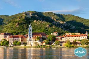 miasto na brzegu wody w obiekcie Donau Strandhaus mit Dürnstein Panorama w mieście Rossatzbach