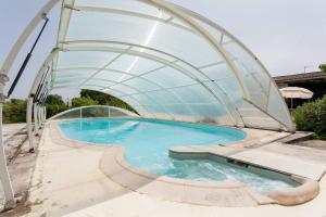 uma piscina com uma ponte de vidro sobre ela em Villa de 4 chambres avec piscine privee jardin amenage et wifi a Genissac em Génissac
