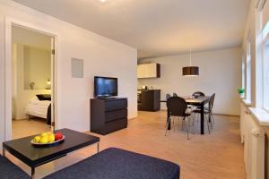 Telev&iacute;zia a/alebo spoločensk&aacute; miestnosť v ubytovan&iacute; Alfred's Apartments