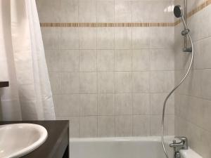 Koupelna v ubytování Studio cosy Disney/Paris. RER Val d’Europe à 150m + 19 fotografií