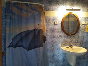 Lujosa casa mallorquina restaurada tesisinde bir banyo