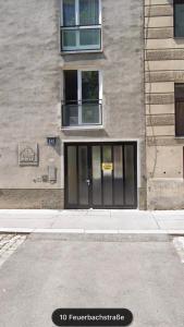 un edificio con una porta con un cartello sopra di Zeus Design Apartments Prater a Vienna