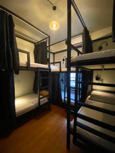 Zimmer mit 3 Etagenbetten und einer Lampe in der Unterkunft 琉浪潛水背包客棧 Drift Diving Hostel in Xiaoliuqiu