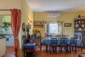 蒙塔爾吉爾的住宿－Quinta da Boavista，一间配备有蓝色桌子和椅子的用餐室