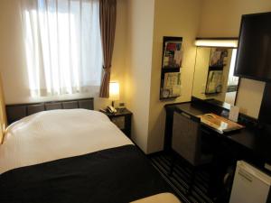 A bed or beds in a room at APA Hotel Utsunomiya-Ekimae