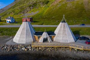 Un modèle de maison avec deux toits triangulaires dans l'établissement Sarnes Seaside Cabins, à Honningsvåg